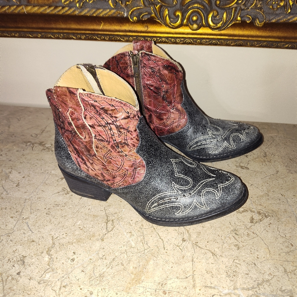 Sterling River Stylish Black and Pink Ankle Boots